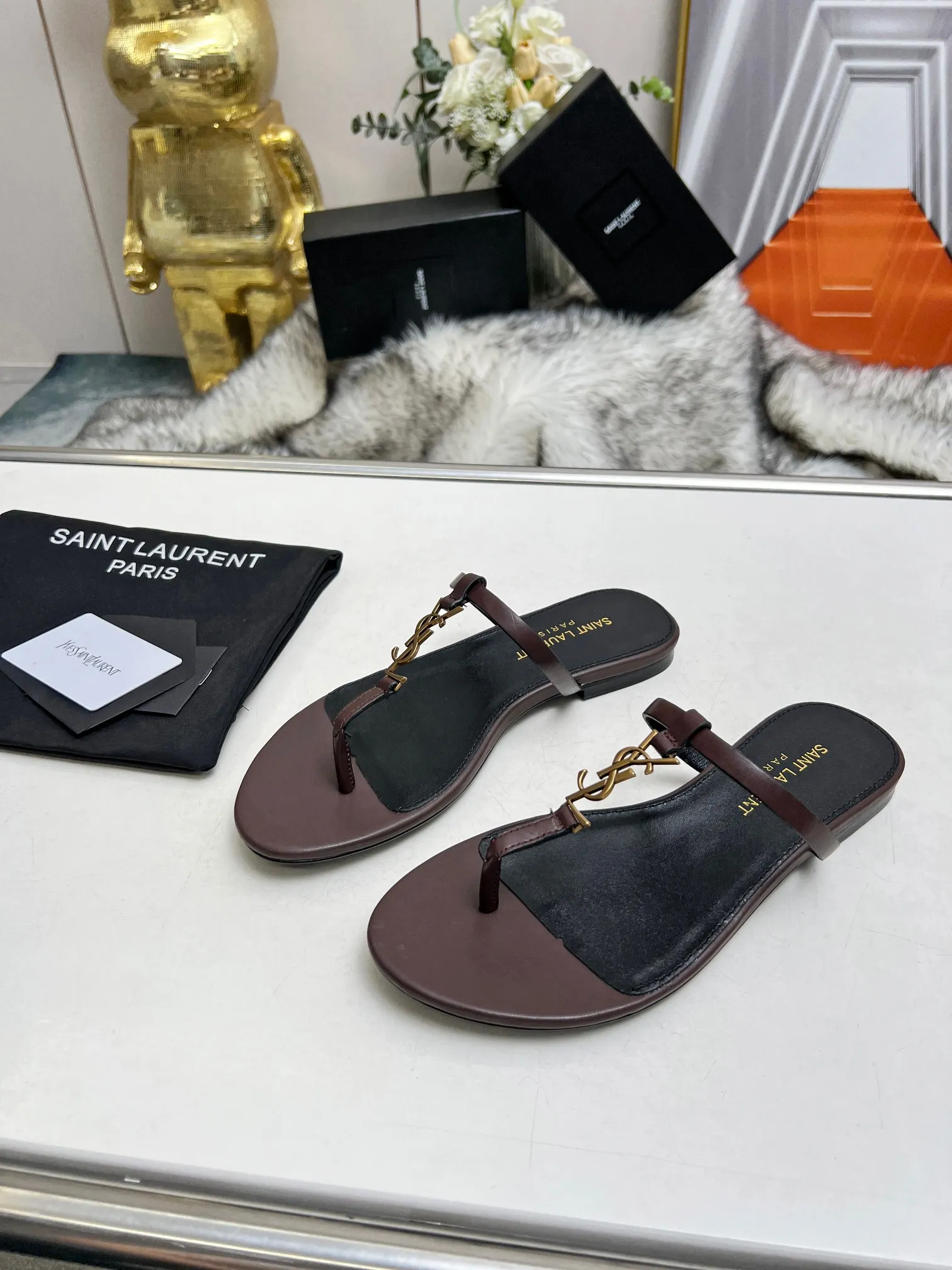 👟👟Ex-factory price 340👟👟 Genuine leather sole +40 Factory number: 5678-2 "Saint Laurent" YSL counter classic flip-flops. High-end customization and top quality. Continuing the family's classic hardware buckle design, it is simple and elegant. The flat 1CM bottom makes it easy for women to control. The unique back buckle design can make the shoes exude a sexy, sweet and feminine look. ▪️Upper: imported grade A cowhide ▪️outsole: Italian cowhide ▪️inner/foot pad: imported sheepskin ▪️heel height: 1cm ▪️size: 35-44 (43 44 customized, non-returnable)
